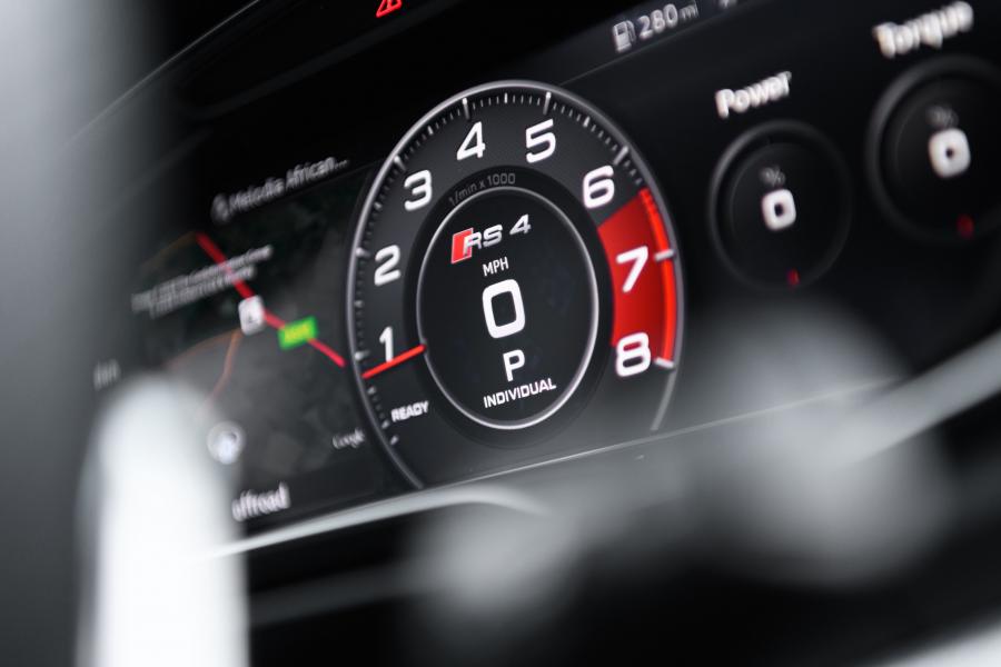 Панель приборов Audi RS4 Avant (B9) 2018 года  (UK) (фото 33 из 40)